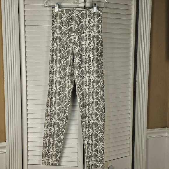 Commando Pants - Commando Womens Gray White Faux Leather Snake Print Pants Medium‎